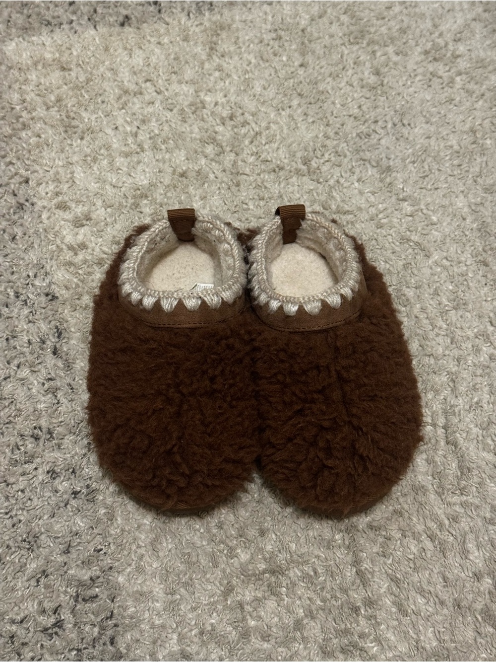 TODDLER FUZZY SLIPPERS SIZE 9 LIKE NEW